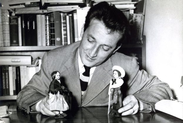 Gianni Rodari in the 1950s. By famiglia Rodari - https://www.internazionale.it/notizie/vanessa-roghi/2020/04/14/gianni-rodari-meraviglioso-intellettuale, Public Domain, https://commons.wikimedia.org/w/index.php?curid=96210678