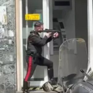 bank robbers hold hostages at credit agricole naples