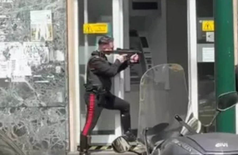 bank robbers hold hostages at credit agricole naples