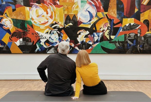 people looking at art. University of Pisa is carrying out a atudy on neuraesthetics. Photo by Uğurcan Özmen: https://www.pexels.com/photo/people-looking-at-painting-in-art-gallery-16842473/