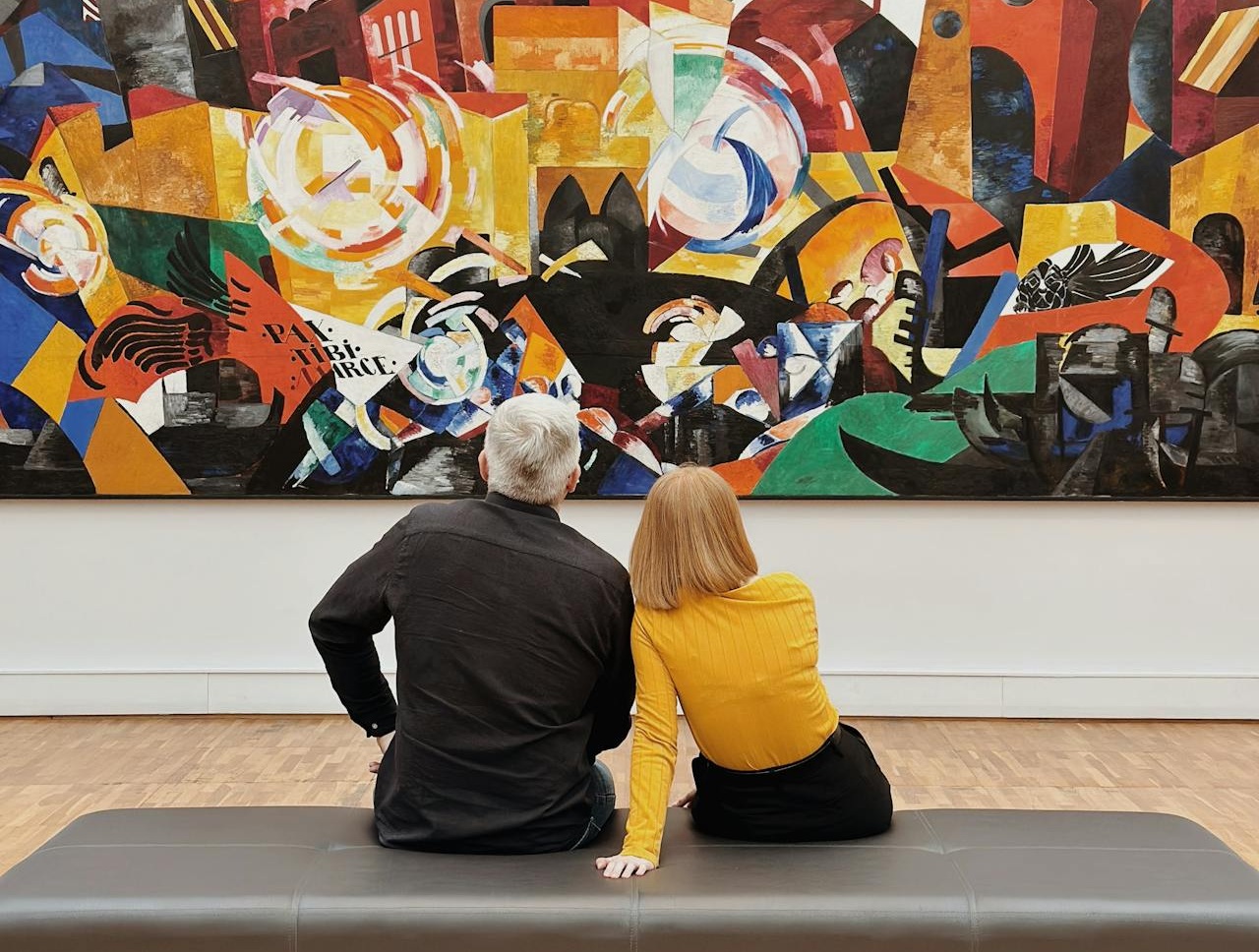 people looking at art. University of Pisa is carrying out a atudy on neuraesthetics. Photo by Uğurcan Özmen: https://www.pexels.com/photo/people-looking-at-painting-in-art-gallery-16842473/