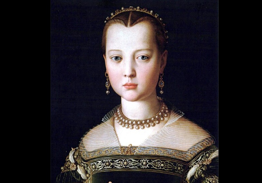 possibly Maria de' Medici cropped. By Bronzino - Unknown source, Public Domain, https://commons.wikimedia.org/w/index.php?curid=1226976