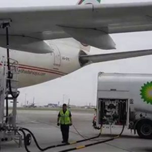 Jet fuel rationing hits 4 Italian airports Still from video showing refueling of an airliner. Jet fuel is currently being rationed at 4 Italian airports. Image credit: Youtube