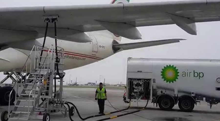 Still from video showing refueling of an airliner. Jet fuel is currently being rationed at 4 Italian airports. Image credit: Youtube