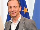 Massimiliano_Fedriga_in_2024 By Portal Vlade APV - https://www.mediaportal.vojvodina.gov.rs/v/Foto/03122024+Predsednica+Gojkovic+na+sastanku+sa+predsednikom+pokrajine+Friuli+Venecija+Djulija/APV_1679.jpg.html, CC BY-SA 3.0, https://commons.wikimedia.org/w/index.php?curid=162885658