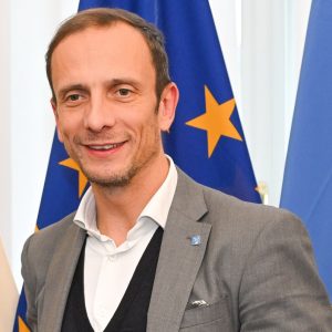 Massimiliano_Fedriga_in_2024 By Portal Vlade APV - https://www.mediaportal.vojvodina.gov.rs/v/Foto/03122024+Predsednica+Gojkovic+na+sastanku+sa+predsednikom+pokrajine+Friuli+Venecija+Djulija/APV_1679.jpg.html, CC BY-SA 3.0, https://commons.wikimedia.org/w/index.php?curid=162885658