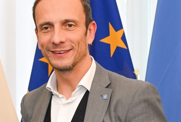Massimiliano_Fedriga_in_2024 By Portal Vlade APV - https://www.mediaportal.vojvodina.gov.rs/v/Foto/03122024+Predsednica+Gojkovic+na+sastanku+sa+predsednikom+pokrajine+Friuli+Venecija+Djulija/APV_1679.jpg.html, CC BY-SA 3.0, https://commons.wikimedia.org/w/index.php?curid=162885658