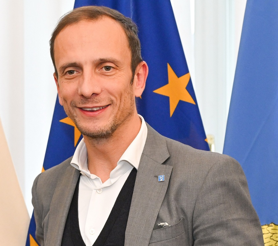 Massimiliano_Fedriga_in_2024 By Portal Vlade APV - https://www.mediaportal.vojvodina.gov.rs/v/Foto/03122024+Predsednica+Gojkovic+na+sastanku+sa+predsednikom+pokrajine+Friuli+Venecija+Djulija/APV_1679.jpg.html, CC BY-SA 3.0, https://commons.wikimedia.org/w/index.php?curid=162885658