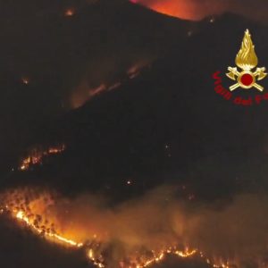 Tuscany wildfire spreads across Monte Faete. Image: still from Vigili del Fuoco video on X.com
