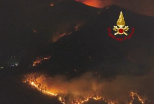 Tuscany wildfire spreads across Monte Faete. Image: still from Vigili del Fuoco video on X.com