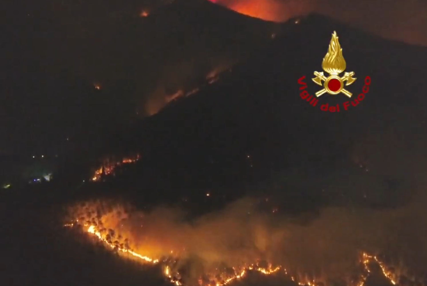 Tuscany wildfire spreads across Monte Faete. Image: still from Vigili del Fuoco video on X.com