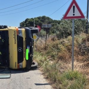 sCHOOLBUS OVERTURNS VIGILI DEL FUOCO + UFFICIO STAMPA, PRESS OFFICE, HANDOUT PHOTO, NO SALES, EDITORIAL USE ONLY + NPK