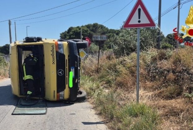sCHOOLBUS OVERTURNS VIGILI DEL FUOCO + UFFICIO STAMPA, PRESS OFFICE, HANDOUT PHOTO, NO SALES, EDITORIAL USE ONLY + NPK