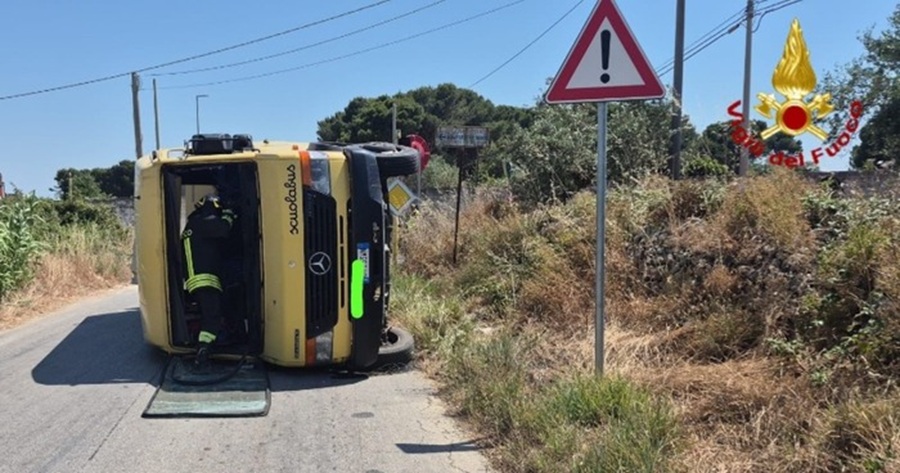 sCHOOLBUS OVERTURNS VIGILI DEL FUOCO + UFFICIO STAMPA, PRESS OFFICE, HANDOUT PHOTO, NO SALES, EDITORIAL USE ONLY + NPK