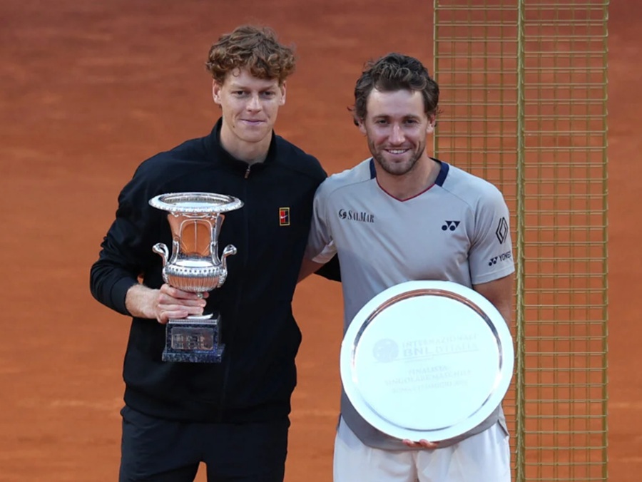 Sinner and Ruud with their trophies after Sinner won the 2026 Italian Open.