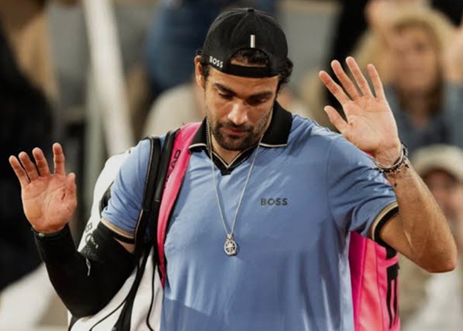 Matteo Berrettini retires with hip injury Photo by Ibrahim Ezzat/NurPhoto via Getty Images