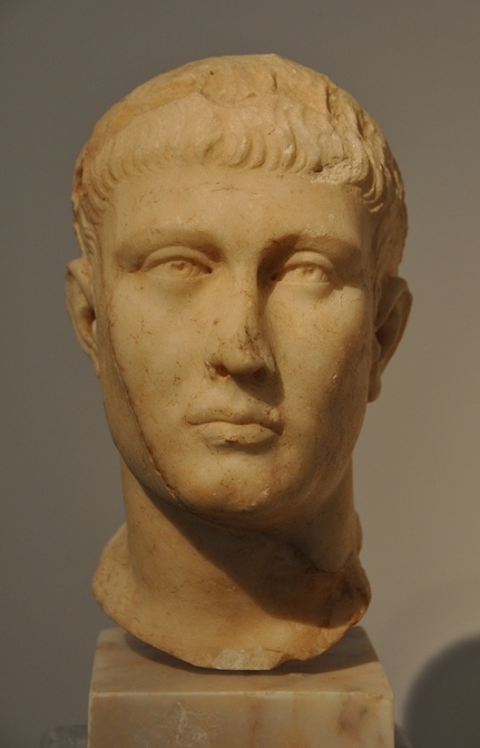 Bust of an emperor found in Aphrodisias (Aydın, Turkey), most likely Theodosius I founder of one of the Roman imperial dynasties By www.livius.org - https://www.livius.org/pictures/turkey/aphrodisias/aphrodisias-museum-pieces/theodosius-i-or-ii/, CC BY-SA 4.0, https://commons.wikimedia.org/w/index.php?curid=92452046