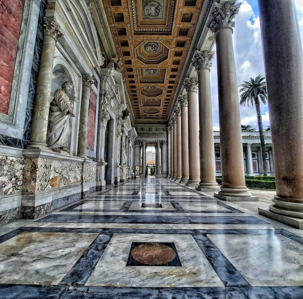 Ceiling and statues of the portico By Stella aboaf - Own work, CC BY-SA 4.0, https://commons.wikimedia.org/w/index.php?curid=152135817