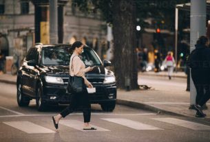Pedestrians using phone whilst crossing the road Copyright: © by Westend61 / Maskot,