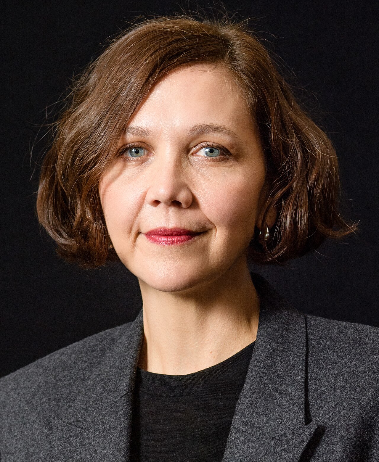 Maggie Gyllenhaal By Montclair Film - NEG_2969, CC BY 2.0, https://commons.wikimedia.org/w/index.php?curid=111701620