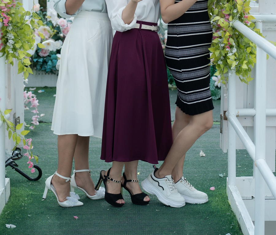 Skirts make the woman apparently! Image credit: https://www.pexels.com/license/